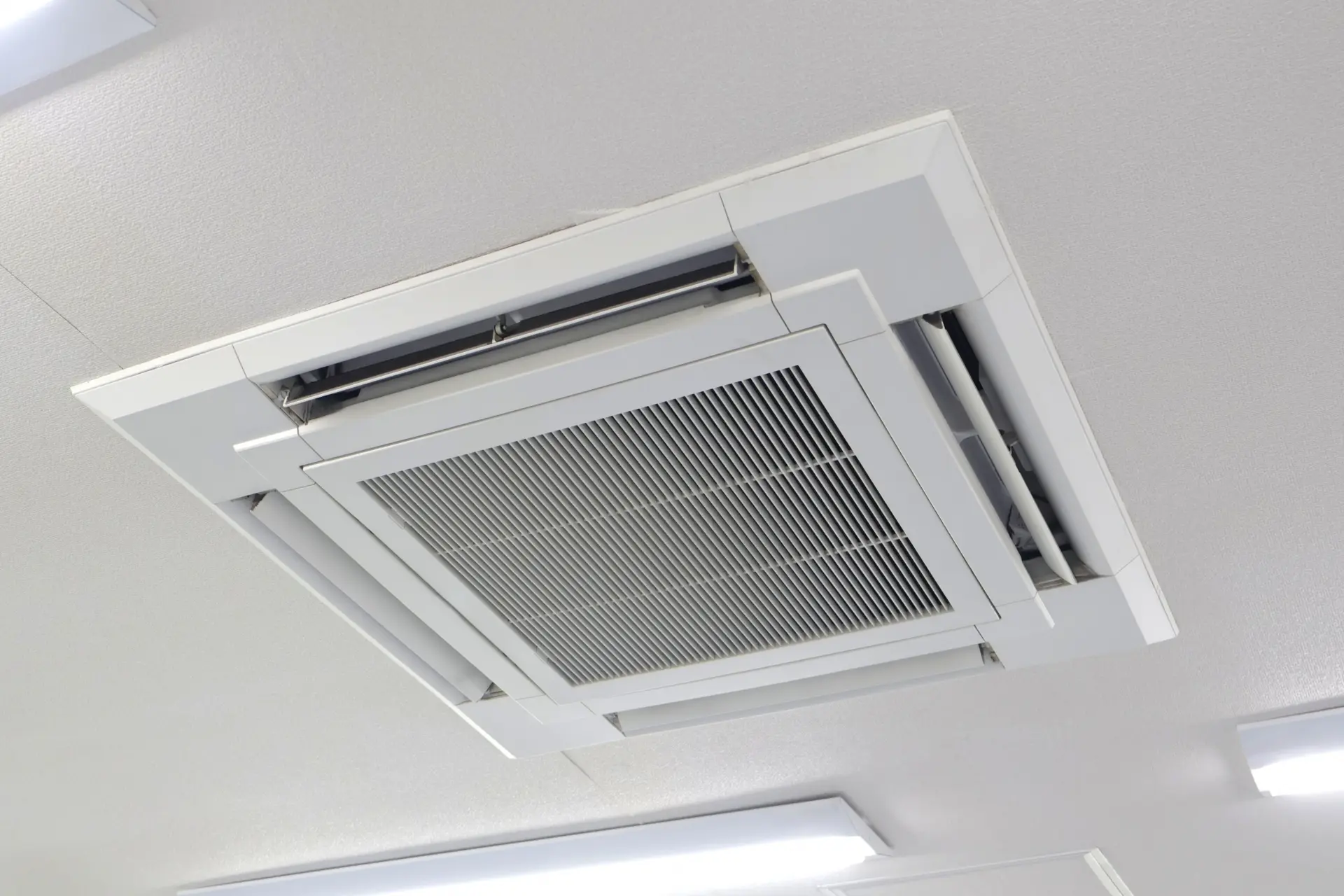 業務用エアコンの清掃から定期管理まで対応